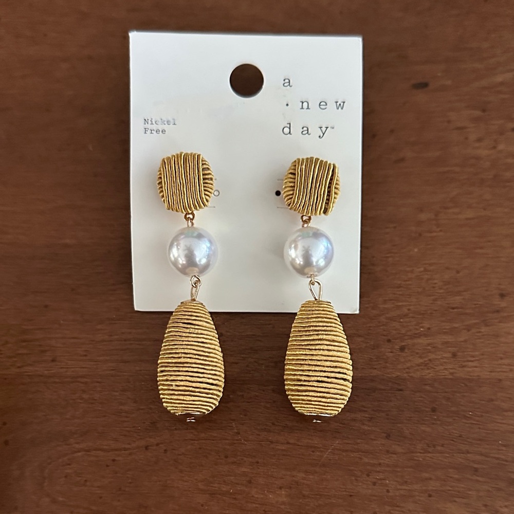 🌵 3/$15 A New Day Gold Textured Faux Pearl Drop Earrings ( see description)